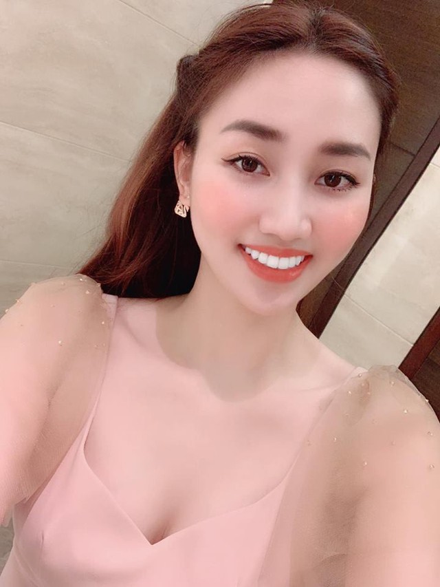 Không cần dao kéo, chỉ cần niềng răng, dàn mỹ nhân VBiz đã thăng hạng nhan sắc như thế nào? - Ảnh 13. Không cần dao kéo, chỉ cần niềng răng, dàn mỹ nhân VBiz đã thăng hạng nhan sắc như thế nào? - Ảnh 13.