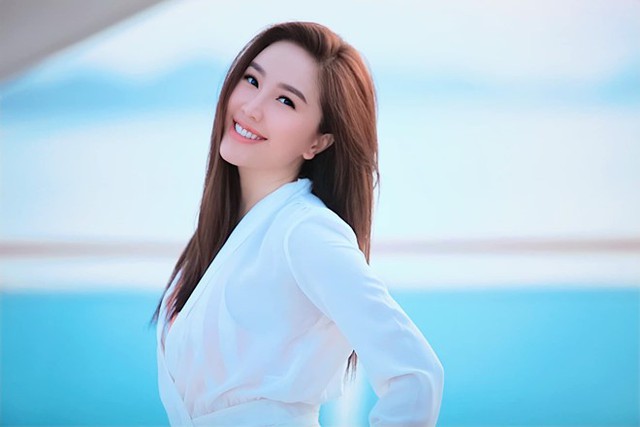 Không cần dao kéo, chỉ cần niềng răng, dàn mỹ nhân VBiz đã thăng hạng nhan sắc như thế nào? - Ảnh 3. Không cần dao kéo, chỉ cần niềng răng, dàn mỹ nhân VBiz đã thăng hạng nhan sắc như thế nào? - Ảnh 3.