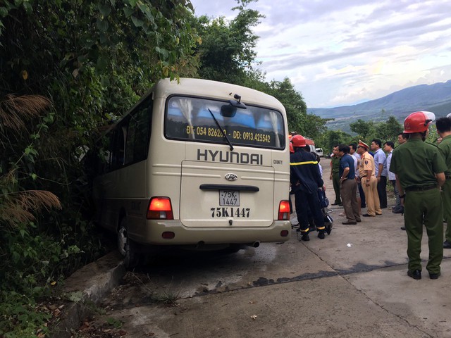 Xe khách chở đoàn sinh viên nước ngoài gặp nạn khi tham quan Bạch Mã - Ảnh 1.