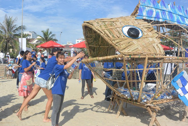 Xuất hiện Bống (Goby) “ăn” rác thải nhựa trên bãi biển Đà Nẵng - Ảnh 2.