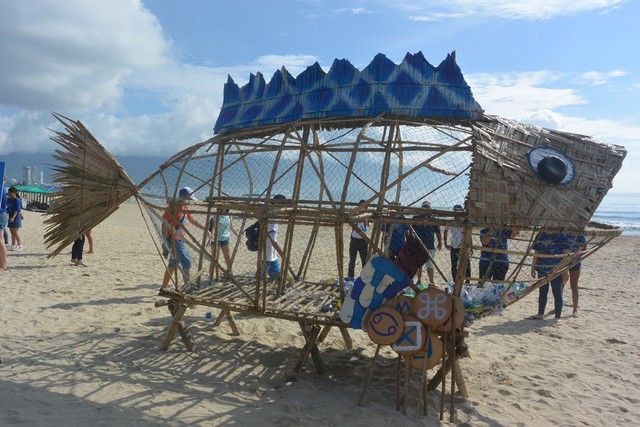 Xuất hiện Bống (Goby) “ăn” rác thải nhựa trên bãi biển Đà Nẵng - Ảnh 1.