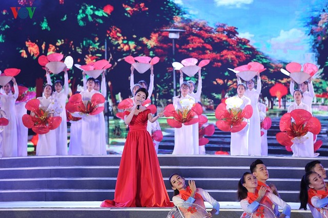 Hình ảnh Thủ tướng dự khai mạc Lễ hội Hoa phượng đỏ - Hải Phòng 2019 - Ảnh 4.