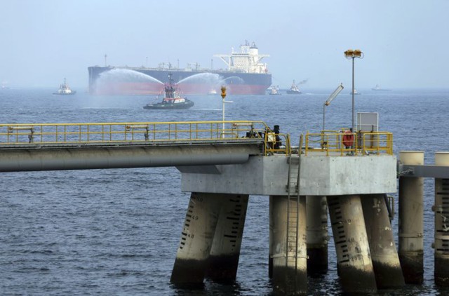 Tàu dầu Saudi gặp nạn: Toàn Trung Đông chấn động - Ảnh 1.