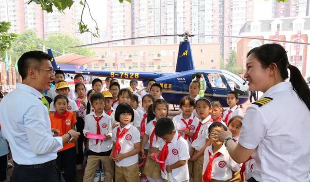 Trung Quốc chia rẽ vì ông bố bay máy bay tới sân trường tiểu học của con - Ảnh 2.