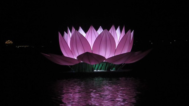 Ngắm những ngọn đèn hoa đăng lung linh trong đêm cầu nguyện hòa bình thế giới tại Vesak 2019 - Ảnh 3.