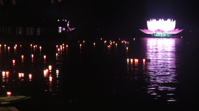 Ngắm những ngọn đèn hoa đăng lung linh trong đêm cầu nguyện hòa bình thế giới tại Vesak 2019 - Ảnh 5.