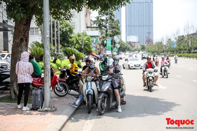 Hà Nội nắng nóng 41 độ C: Dân Thủ đô uể oải ra đường - Ảnh 7.