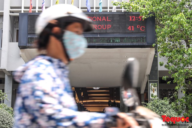 Hà Nội nắng nóng 41 độ C: Dân Thủ đô uể oải ra đường - Ảnh 2.
