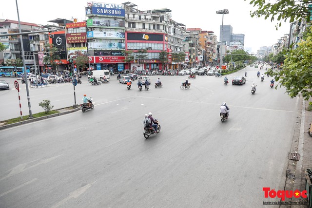 Hà Nội nắng nóng 41 độ C: Dân Thủ đô uể oải ra đường - Ảnh 11.