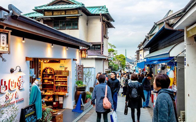 Nhật Bản cấm ăn uống trong khi đi bộ tại thành phố du lịch nổi tiếng - Ảnh 1.