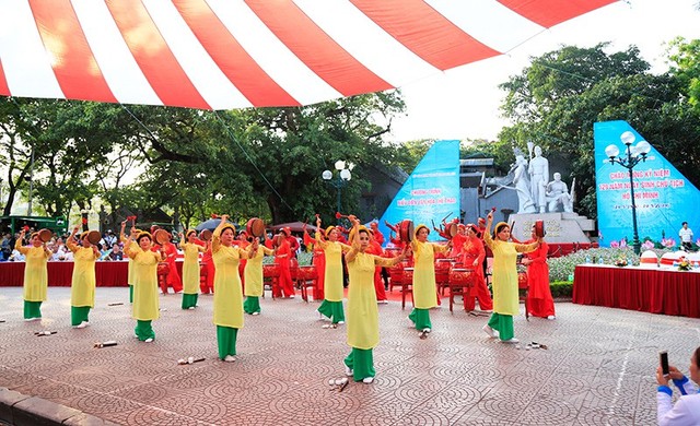 Đồng diễn văn hóa, thể thao nhân kỷ niệm 129 năm Ngày sinh Chủ tịch Hồ Chí Minh - Ảnh 2.