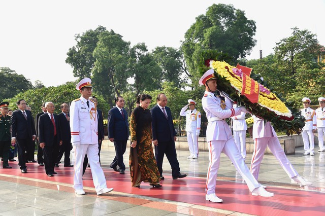 Lãnh đạo Đảng, Nhà nước tới đặt vòng hoa, vào Lăng viếng Chủ tịch Hồ Chí Minh - Ảnh 2.