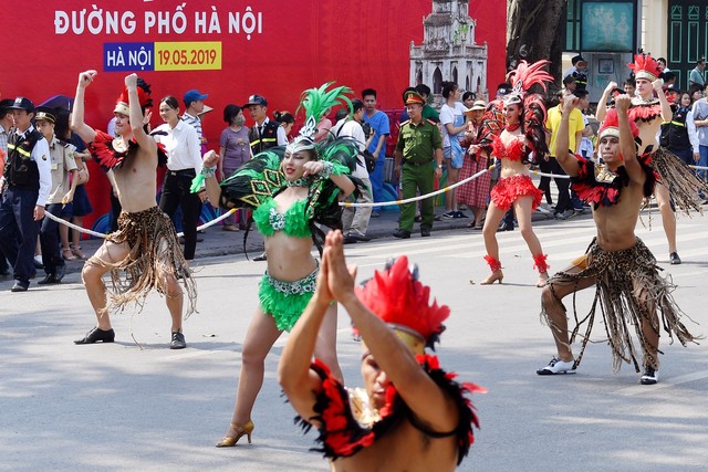 Hà Nội lần thứ 2 tổ chức Carnival đường phố quanh phố đi bộ Hồ Gươm - Ảnh 9.