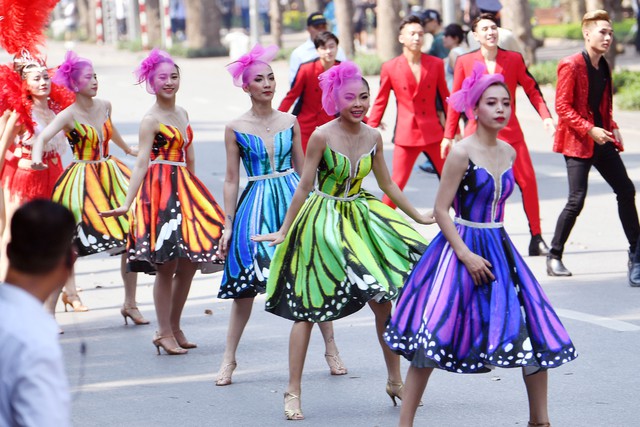 Hà Nội lần thứ 2 tổ chức Carnival đường phố quanh phố đi bộ Hồ Gươm - Ảnh 7.
