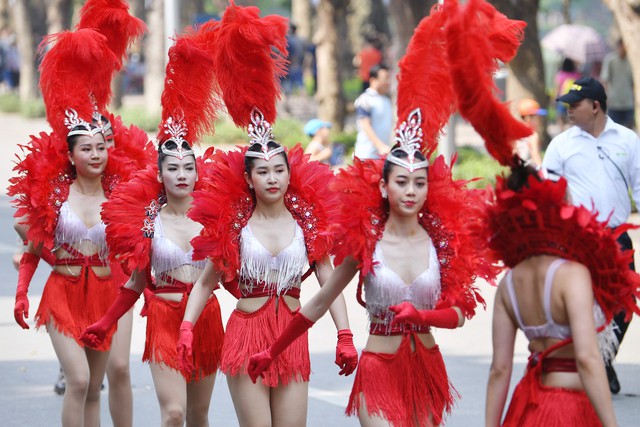 Hà Nội lần thứ 2 tổ chức Carnival đường phố quanh phố đi bộ Hồ Gươm - Ảnh 5.