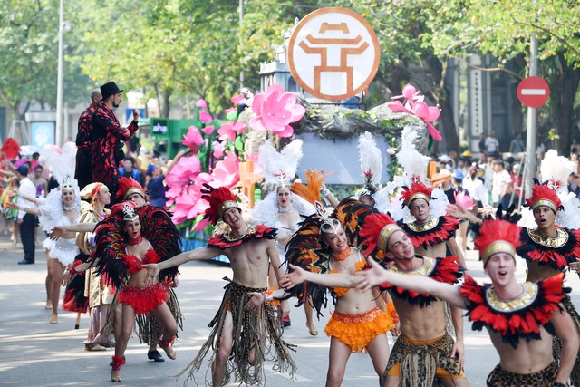 Hà Nội lần thứ 2 tổ chức Carnival đường phố quanh phố đi bộ Hồ Gươm - Ảnh 3.