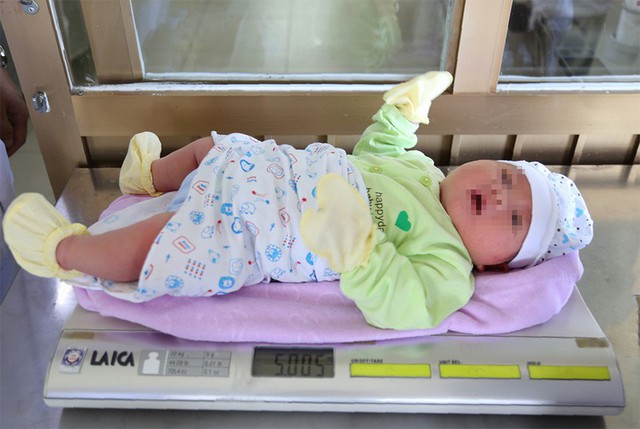 Bé trai cân nặng 5kg vừa chào đời tại Bệnh viện đa khoa Quảng Ninh - Ảnh 1.