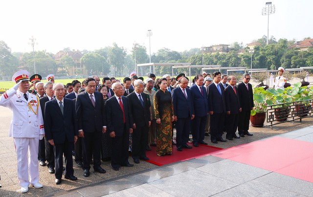 Lãnh đạo Đảng, Nhà nước tới đặt vòng hoa, vào Lăng viếng Chủ tịch Hồ Chí Minh - Ảnh 1.