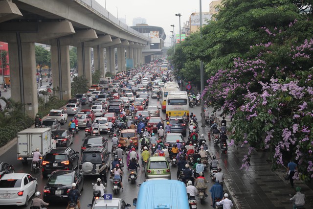 Sau kì nghỉ lễ 30/4 - 1/5, đường phố Hà Nội ùn tắc nghiêm trọng - Ảnh 11.