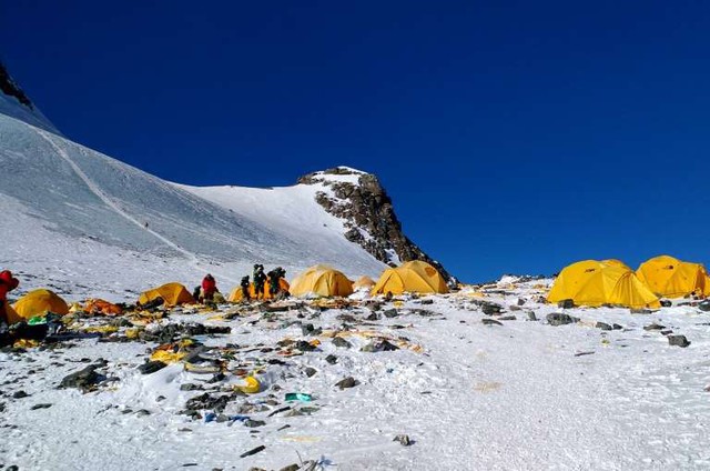 Chinh phục Everest: Quyết tâm xóa sổ bãi rác cao nhất thế giới - Ảnh 1.