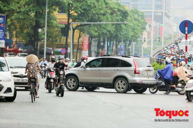 Sau kì nghỉ lễ 30/4 - 1/5, đường phố Hà Nội ùn tắc nghiêm trọng - Ảnh 8.