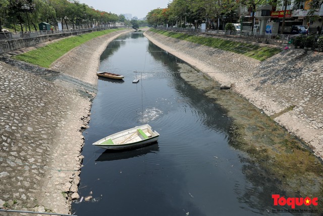 Sông Tô Lịch đã bớt nặng mùi sau ba ngày dùng công nghệ nano của Nhật Bản - Ảnh 2.