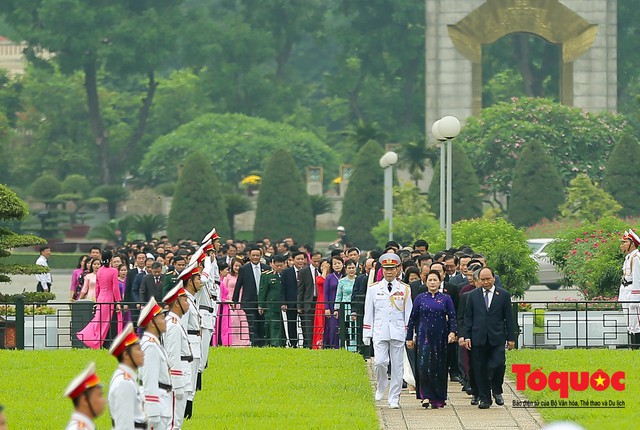 Lãnh đạo Đảng, Nhà nước vào Lăng viếng Chủ tịch Hồ Chí Minh trước kỳ họp Quốc hội - Ảnh 1.