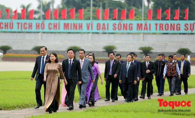 Lãnh đạo Đảng, Nhà nước vào Lăng viếng Chủ tịch Hồ Chí Minh trước kỳ họp Quốc hội - Ảnh 11.