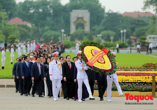 Lãnh đạo Đảng, Nhà nước vào Lăng viếng Chủ tịch Hồ Chí Minh trước kỳ họp Quốc hội - Ảnh 2.