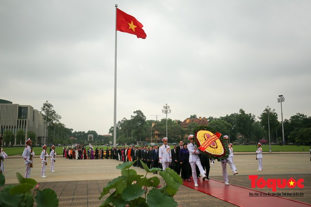 Lãnh đạo Đảng, Nhà nước vào Lăng viếng Chủ tịch Hồ Chí Minh trước kỳ họp Quốc hội - Ảnh 3.