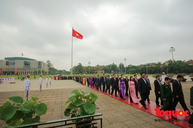 Lãnh đạo Đảng, Nhà nước vào Lăng viếng Chủ tịch Hồ Chí Minh trước kỳ họp Quốc hội - Ảnh 7.