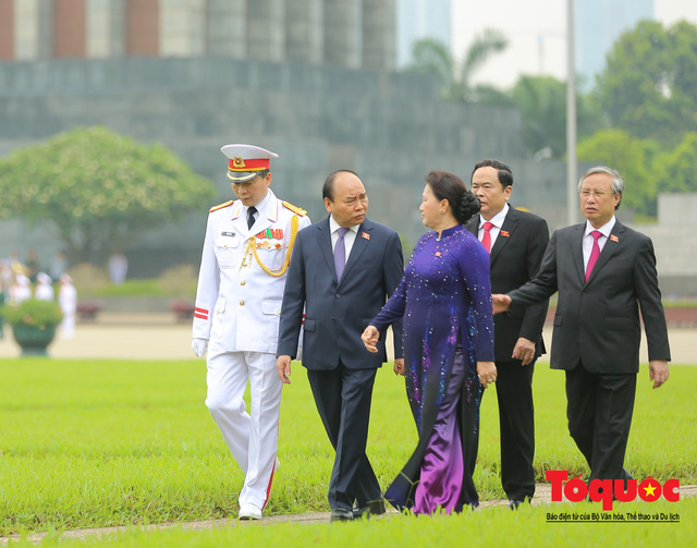 Lãnh đạo Đảng, Nhà nước vào Lăng viếng Chủ tịch Hồ Chí Minh trước kỳ họp Quốc hội - Ảnh 8.