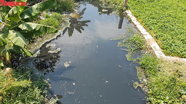 Hãi hùng nhìn dòng nước đen ngòm trên kênh Khe Cạn  - Ảnh 8.