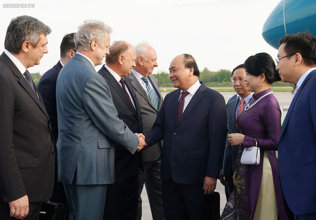 Thủ tướng đến Saint Petersburg, bắt đầu thăm chính thức LB Nga - Ảnh 3.