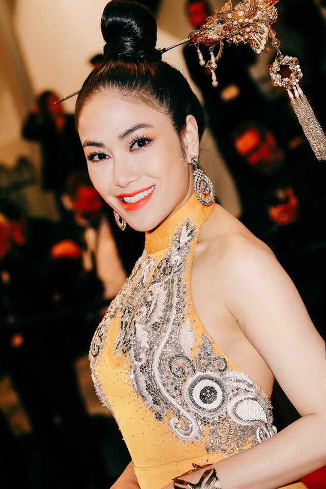 Hoa hậu Tuyết Nga tại Cannes: Tự hào khi khoác lên mình bộ trang phục mà nhìn vào có thể biết tôi là người Việt Nam - Ảnh 3.