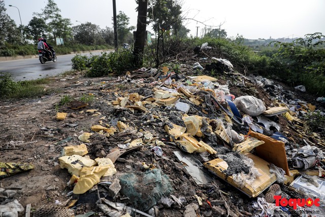 Xác động vật phân hủy, thối rữa cùng rác thải công nghiệp vứt bừa bãi bên Đại lộ Thăng Long - Ảnh 2.