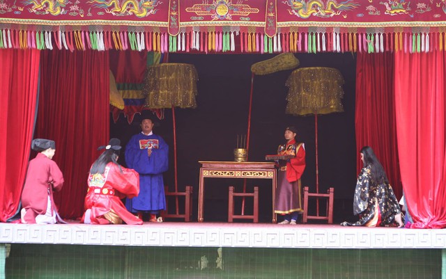 Lần đầu tiên tái hiện Vua ban quạt vào dịp Tết Đoan Ngọ thời Lê Trung Hưng tại Hoàng thành Thăng Long - Ảnh 3.