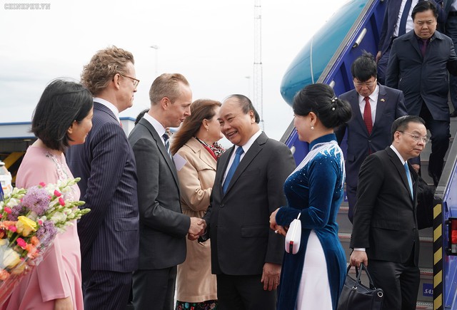 Thủ tướng đến Stockholm, bắt đầu thăm chính thức Thụy Điển - Ảnh 2.