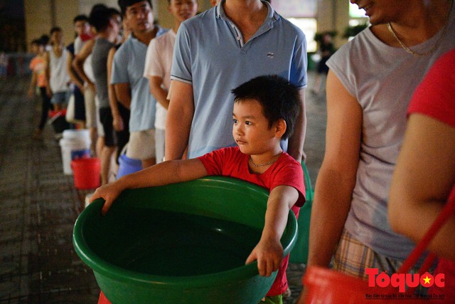 Giữa Thủ đô, hàng trăm hộ dân xếp hàng lấy nước như thời bao cấp - Ảnh 10.