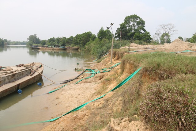 Chủ tịch tỉnh Quảng Trị trực tiếp kiểm tra, chỉ đạo xử lý nghiêm nạn cát tặc - Ảnh 2.