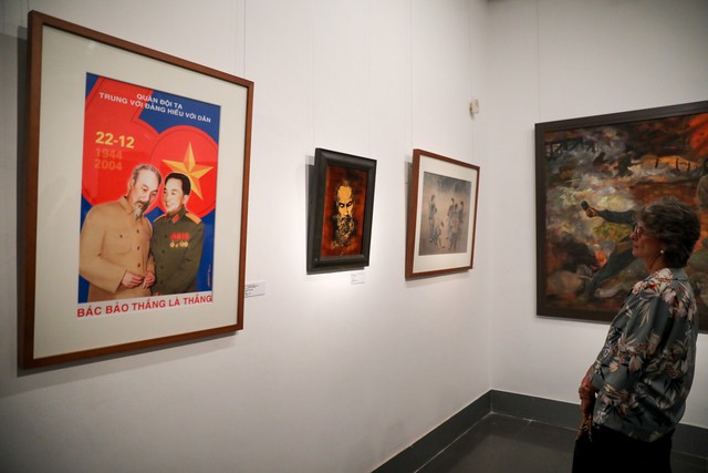 Những bức tranh tái hiện kí ức hào hùng của chiến thắng lịch sử Điện Biên Phủ sau 65 năm - Ảnh 9.