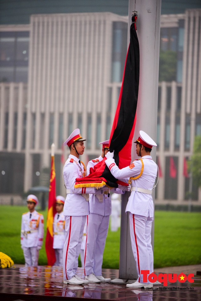 Lễ treo cờ rủ trong ngày Quốc tang Đại tướng Lê Đức Anh - Ảnh 6.