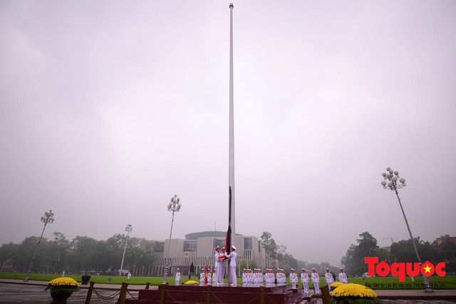 Lễ treo cờ rủ trong ngày Quốc tang Đại tướng Lê Đức Anh - Ảnh 8.