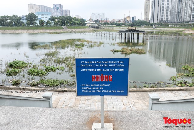 Hà Nội tăng cường công nhân dọn dẹp công viên 300 tỷ  đang bị ô nhiễm nặng - Ảnh 4.