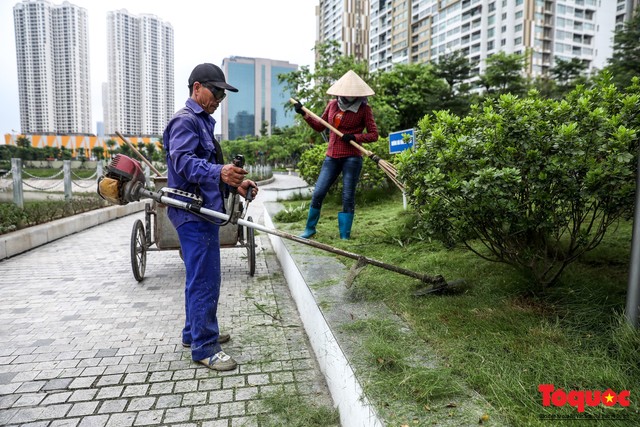 Hà Nội tăng cường công nhân dọn dẹp công viên 300 tỷ  đang bị ô nhiễm nặng - Ảnh 10.
