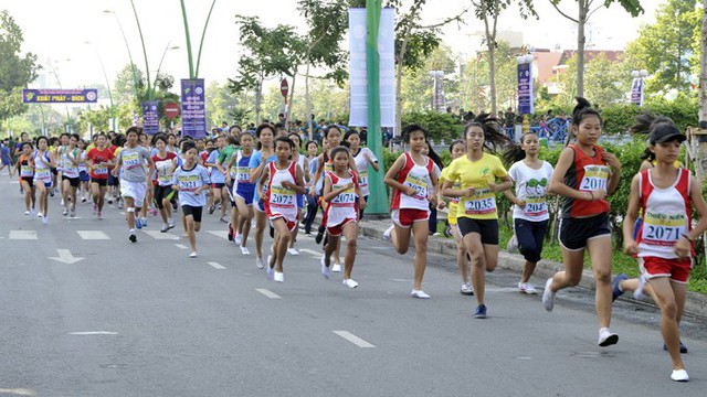 Gần 700 vận động viên tham gia Giải chạy Việt dã hưởng ứng Festival Biển 2019 - Ảnh 1.
