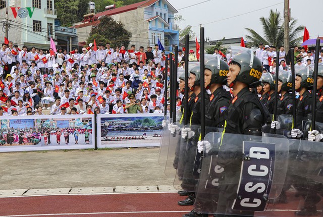 Hình ảnh mít tinh, diễu hành kỷ niệm 65 năm chiến thắng Điện Biên Phủ - Ảnh 11.