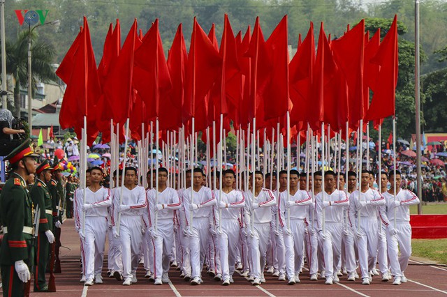Hình ảnh mít tinh, diễu hành kỷ niệm 65 năm chiến thắng Điện Biên Phủ - Ảnh 8.