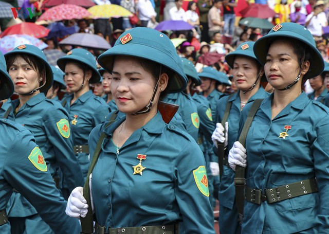 Hình ảnh mít tinh, diễu hành kỷ niệm 65 năm chiến thắng Điện Biên Phủ - Ảnh 9.