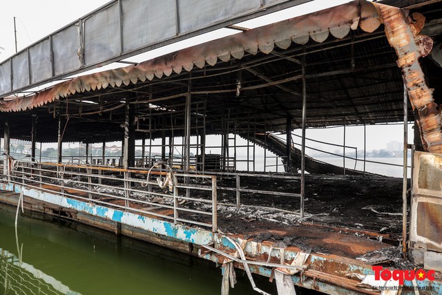  Tiềm ẩn nguy cơ cháy nổ ở bến thuyền bỏ hoang ven Hồ Tây - Ảnh 4.